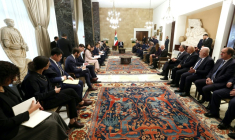 Photo diffusée par le service de presse de la présidence libanaise montrant le président libanais Joseph Aoun (c) lors d'une rencontre avec une délégation du Conseil de sécurité des Nations Unies au palais présidentiel de Baabda, à l'est de Beyrouth, le 5 décembre 2025 ( Lebanese Presidency / Handout )