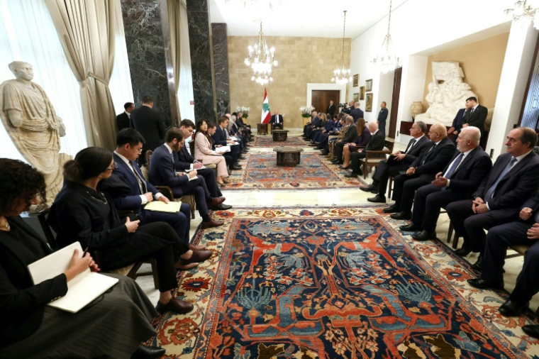 Photo diffusée par le service de presse de la présidence libanaise montrant le président libanais Joseph Aoun (c) lors d'une rencontre avec une délégation du Conseil de sécurité des Nations Unies au palais présidentiel de Baabda, à l'est de Beyrouth, le 5 décembre 2025 ( Lebanese Presidency / Handout )