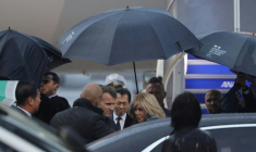 Le président français Emmanuel Macron (c,g) et son épouse Brigitte Macron à leur arrivée à l'aéroport de Tokyo, le 31 mars 2026 ( AFP / Ludovic MARIN )