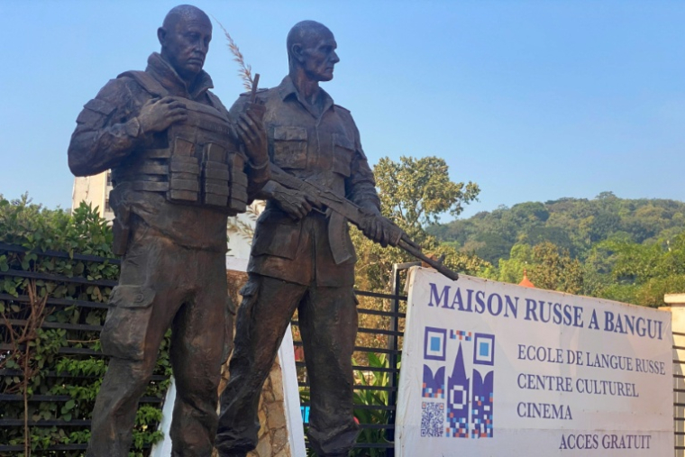 Statue en bronze à l'effigie de feu Evguéni Prigojine  (à gauche), chef du groupe de mercenaires privés Wagner, et de son bras droit Dmitri Outkine (à droite), érigée devant la "Maison Russe" à Bangui (Centrafrique), le 3 décembre 2024 ( AFP / Annela NIAMOLO )