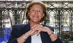 Monique Pelletier, qui fut ministre déléguée à la Condition féminine sous la présidence de Valéry Giscard d'Estaing, dans son bureau au lendemain de son entrée  au Conseil Constitutionnel, l, le 23 mars 2020 à Paris ( AFP / Jack GUEZ )