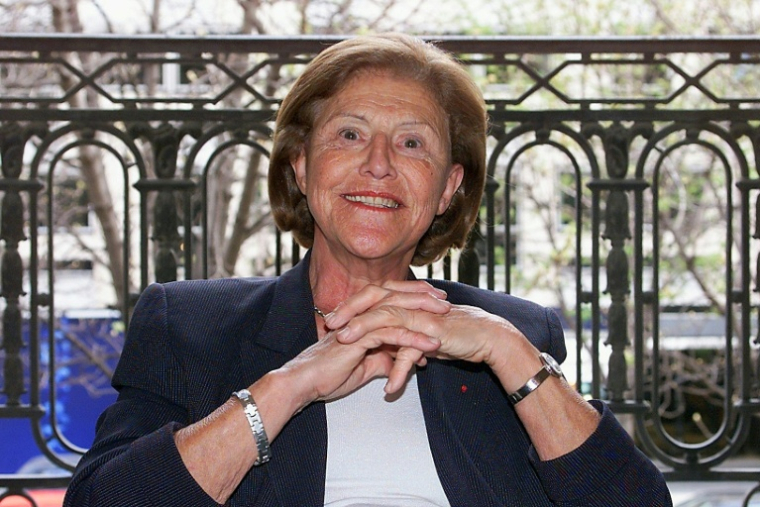 Monique Pelletier, qui fut ministre déléguée à la Condition féminine sous la présidence de Valéry Giscard d'Estaing, dans son bureau au lendemain de son entrée au Conseil Constitutionnel, le 23 mars 2020 à Paris ( AFP / Jack GUEZ )