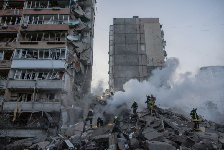 Un immeuble de Kiev partiellement détruit par une frappe russe, le 14 mai 2026 ( AFP / Roman PILIPEY )