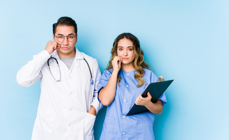 Le silence entre un(e) m&eacute;decin et son ou sa patient&middot;e ne se r&eacute;sume pas &agrave; une question d&rsquo;informations qu&rsquo;on r&eacute;v&egrave;le ou qu&rsquo;on dissimule. (cr&eacute;dit: Adobe Stock)