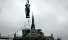 Une grue soulève une statue de Saint-Thomas pour la placer sur la flèche de Notre-Dame de Paris, le 24 juillet 2025 ( AFP / GEOFFROY VAN DER HASSELT )