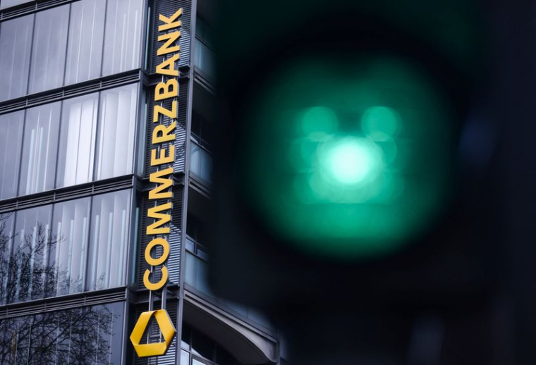 Le logo de la Commerzbank dans une agence de Cologne
