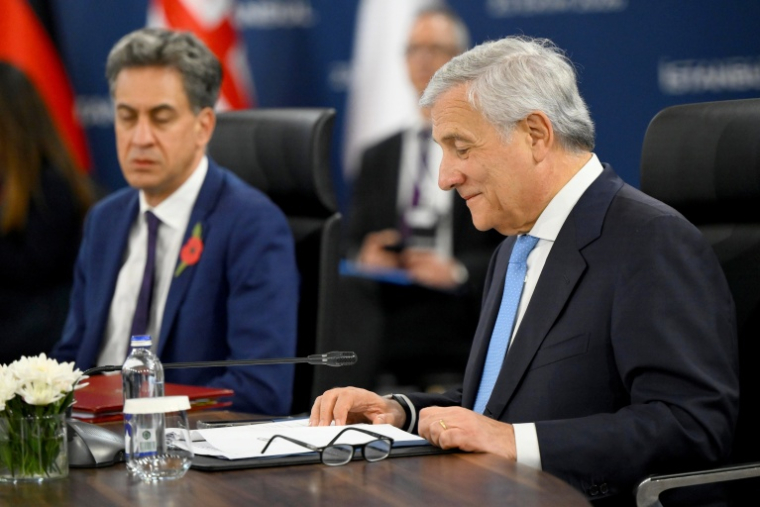Le ministre italien des Affaires étrangères Antonio Tajani (d) et son homologue britannique Ed Miliband à Istanbul, le 23 octobre 2026 ( AFP / Yasin AKGUL )