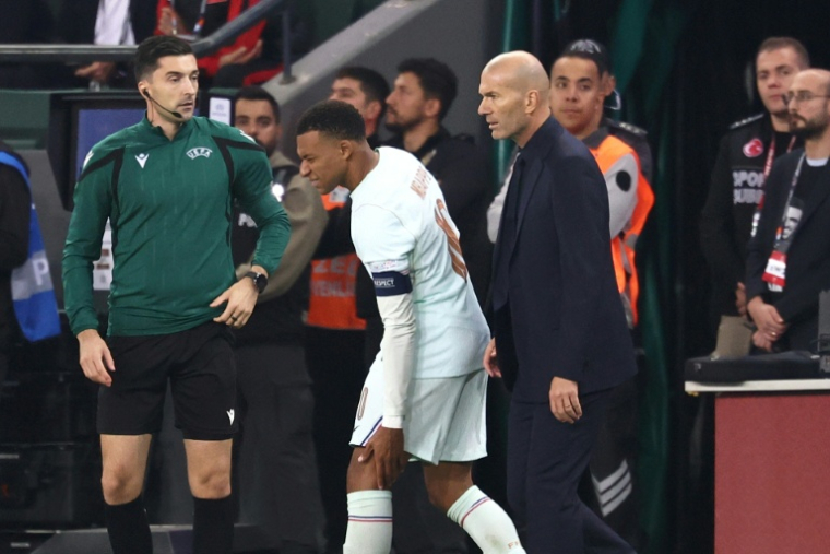 Le sélectionneur des Bleus Zinédine Zidane (D) et son capitaine Kylian Mbappé (C), au moment de sa sortie sur blessure, lors d'un match de Ligue des nations en Turquie, le 25 septembre 2026 au Kocaeli Stadium d'Izmit ( AFP / FRANCK FIFE )