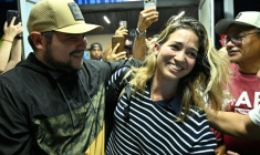 L'opposante vénézuélienne Claudia Macero accueillie par ses partisans à l'aéroport de Caracas le 27 septembre 2026 ( AFP / Juan BARRETO )