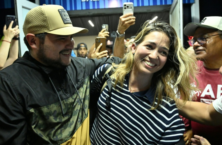 L'opposante vénézuélienne Claudia Macero accueillie par ses partisans à l'aéroport de Caracas le 27 septembre 2026 ( AFP / Juan BARRETO )