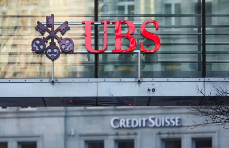 Les logos d'UBS et du Credit Suisse à Zurich