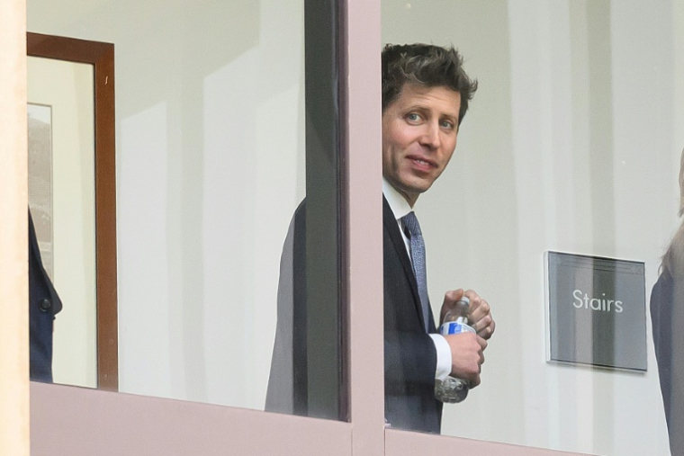 Sam Altman, le patron d'OpenAI, se rend à l'intérieur du palais de justice fédéral lors d'une suspension d'audience dans le cadre du procès opposant Elon Musk à OpenAI à Oakland, en Californie, le 12 mai 2026 ( AFP / JOSH EDELSON )
