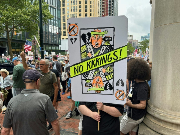 Des manifestants contre Donald Trump se rassemblent à Bethesda, dans la banlieue de Washington, le juin 2025 ( AFP / Danny KEMP )