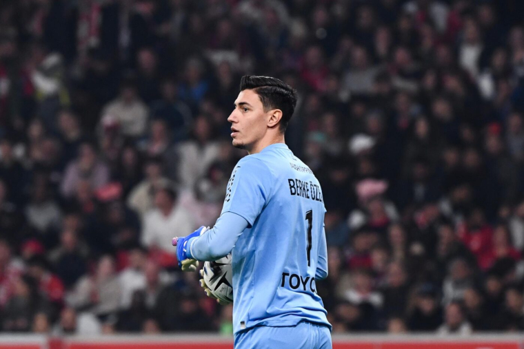 Berke Özer se fait allumer par la fédération turque