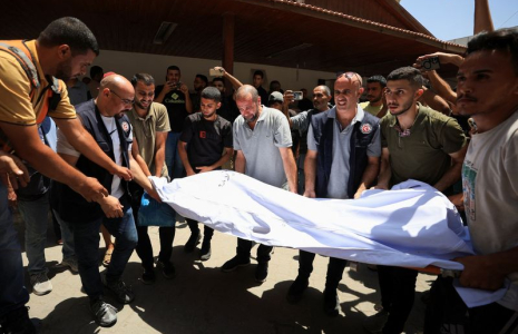 Des personnes transportent le corps du chrétien palestinien Saad Salama, tué dans une frappe israélienne sur l'église de la Sainte-Famille