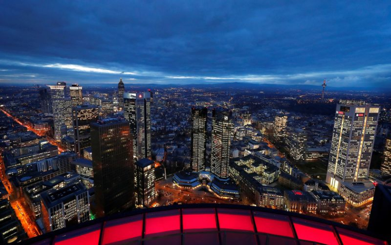 Le quartier financier est photographié en début de soirée à Francfort