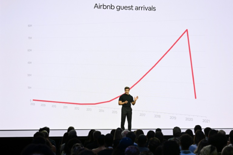 Le patron d'Airbnb Brian Chesky évoque la chute des réservations pendant la pandémie, lors d'une conférence sur la nouvelle offre de services à domicile de la plateforme à Los Angeles le 13 mai 2025 ( AFP / Patrick T. Fallon )