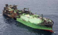 Vue aérienne de l'épave du méthanier transportant du gaz naturel liquéfié, se dirigeant vers Malte, 15 mars 2026 ( Newsbook Malta / Matthew XUEREB )