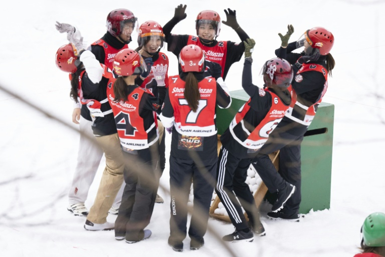 Les joueurs d'une équipe avant une partie de "yukigassen" à Sobetsu, sur l'île septentrionale japonaise d'Hokkaido, le 21 février 2026 ( AFP / Yuichi YAMAZAKI )