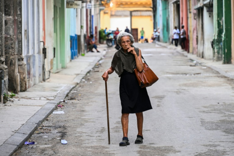 Une femme âgée marche dans une rue de La Havane, le 3 juin 2025 ( AFP / YAMIL LAGE )