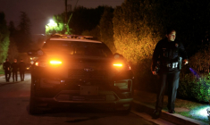 La police boucle la zone autour de la maison du réalisateur américain Rob Reiner où lui et sa femme, Michele Singer Reiner, ont été retrouvés morts, le 14 décembre 2025 à Brentwood, près de Los Angeles, en Californie ( Getty / MARIO TAMA )