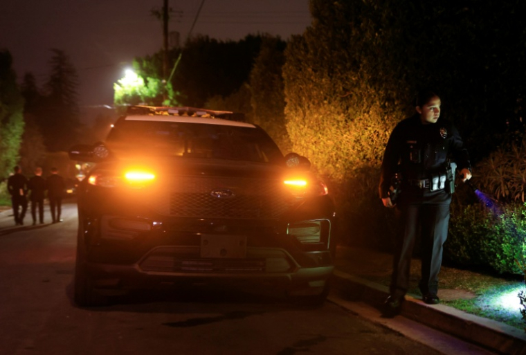 La police boucle la zone autour de la maison du réalisateur américain Rob Reiner où lui et sa femme, Michele Singer Reiner, ont été retrouvés morts, le 14 décembre 2025 à Brentwood, près de Los Angeles, en Californie ( Getty / MARIO TAMA )