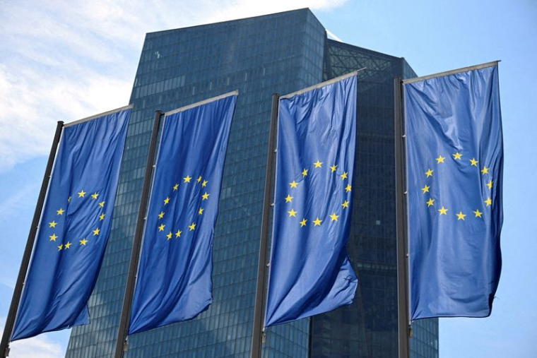 Des drapeaux de l'Union européenne flottent devant le siège de la Banque centrale européenne (BCE)