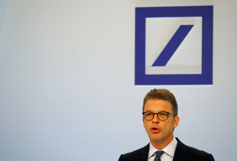 LE PATRON DE DEUTSCHE BANK RÉPRIMANDE DES EMPLOYÉS POUR DES COSTUMES