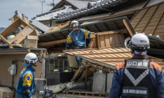 Des équipes de secours interviennent sur le site d’une maison endommagée lors du séisme du 28 juillet, à Yatsushiro, dans la préfecture de Kumamoto, Japon, le 30 juillet 2026 ( AFP / Yuichi YAMAZAKI )