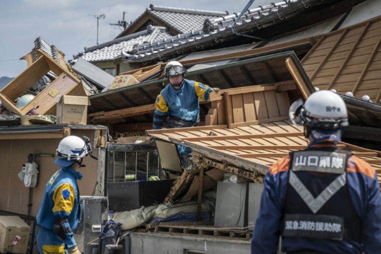 Des équipes de secours interviennent sur le site d’une maison endommagée lors du séisme du 28 juillet, à Yatsushiro, dans la préfecture de Kumamoto, Japon, le 30 juillet 2026 ( AFP / Yuichi YAMAZAKI )