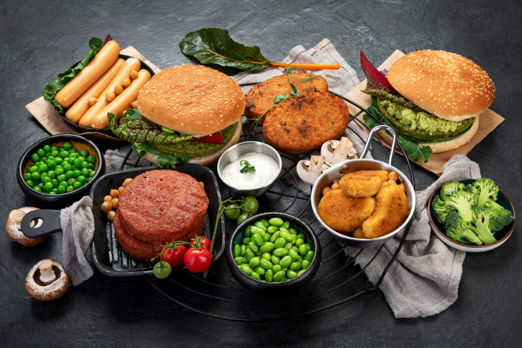 Les viandes v&eacute;g&eacute;tales &agrave; base de soja, pois ou bl&eacute; affichent un impact environ 50% inf&eacute;rieur &agrave; celui de la viande conventionnelle. (cr&eacute;dit: Adobe Stock/photo)