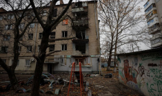 Un immeuble endommagé par une frappe militaire russe à Kherson, en Ukraine