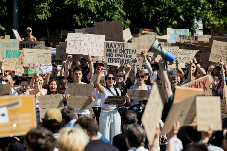Des manifestants rassemblés à Kiev contre la décision du président ukrainien Volodymyr Zelensky de limoger le ministre de la Défense Mykhaïlo Fedorov, le 16 juillet 2026 en Ukraine ( AFP / Tetiana DZHAFAROVA )