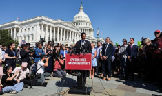Des membres du Congrès américain et des victimes d'Epstein tiennent une conférence de presse à Washington