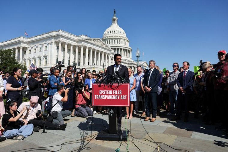Des membres du Congrès américain et des victimes d'Epstein tiennent une conférence de presse à Washington