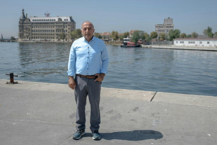 Hasan Bektas, conducteur de train et membre de la Plateforme Haydarpasa, lors d'une interview devant la gare à Istanbul, le 22 août 2025 en Turquie ( AFP / Ozan KOSE )