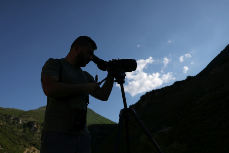 L'ornithologue Xhemal Xherri observe des oiseaux dans les montagnes près de Tepelene, le 29 avril 2026 en Albanie ( AFP / Adnan Beci )