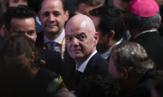 Le président de droite De La Espriella prête serment à Cali en tant que nouveau président de la Colombie.