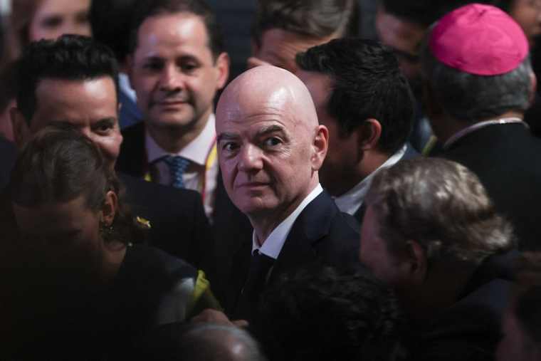 Le président de droite De La Espriella prête serment à Cali en tant que nouveau président de la Colombie.