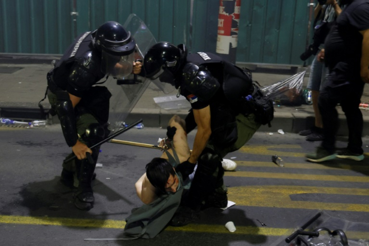 Arrestation d'un manifestant à Belgrade, le 28 juin 2025 ( AFP / Marko Djokovic )