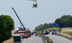 Une grue et des véhicules de secours sur l'autoroute A81, à Degré, dans la Sarthe, après un accident de car mortel, le 13 juin 2025   ( AFP / JEAN-FRANCOIS MONIER )