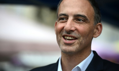 Raphaël Glucksmann lors de la deuxième édition des Rencontres de Place publique, mouvement qu'il copréside, le 4 octobre 2025 à La Réole, en Gironde ( AFP / Christophe ARCHAMBAULT )
