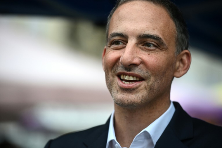 Raphaël Glucksmann lors de la deuxième édition des Rencontres de Place publique, mouvement qu'il copréside, le 4 octobre 2025 à La Réole, en Gironde ( AFP / Christophe ARCHAMBAULT )