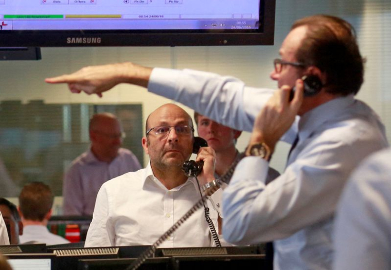 Les traders de BGC, une société de courtage internationale située dans le centre financier Canary Wharf à Londres