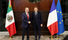 Le président français Emmanuel Macron, à droite, et à sa gauche le ministre des Affaires étrangères du Mexique, Juan Ramon de la Fuente, à Mexico, le 7 novembre 2025, au Mexique ( AFP / Ludovic MARIN )