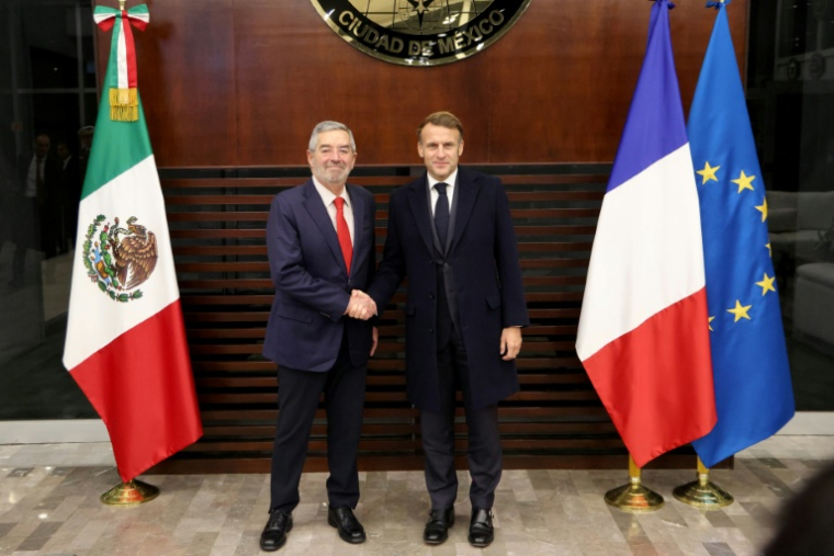 Le président français Emmanuel Macron, à droite, et à sa gauche le ministre des Affaires étrangères du Mexique, Juan Ramon de la Fuente, à Mexico, le 7 novembre 2025, au Mexique ( AFP / Ludovic MARIN )