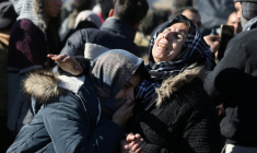 Des habitants du quartier de Cheikh Maqsoud à Alep escortés par les forces de sécurité syriennes après des affrontements avec les combattants kurdes, le 10 janvier 2026 ( AFP / OMAR HAJ KADOUR )