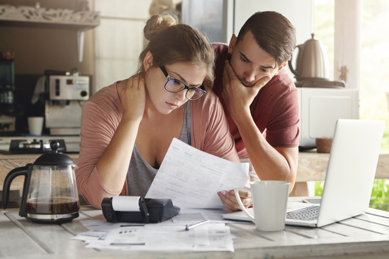 Deux milliards et demi de personnes dans le monde vivent &agrave; cr&eacute;dit pour manger et se loger. (cr&eacute;dit: Adobe Stock)