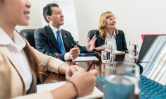 L’analyse des données récoltées dans 230 PME et ETI françaises montre que les taux de féminisation, faiblissent lorsque l’on monte en responsabilité et restent stables dans la durée lorsqu’il n’y a pas de quotas imposés. (crédits : Adobe Stock)