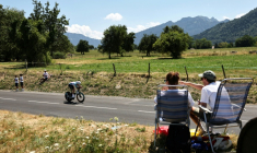 Des spectateurs assistent au contre-la-montre individuel de la 16e étape du Tour de France, le 21 juillet 2026 aux abords du Lac Léman ( AFP / Anne-Christine POUJOULAT )